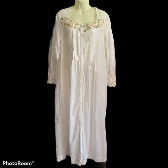 Vtg Queen Anne’s Lace by Eileen West robe